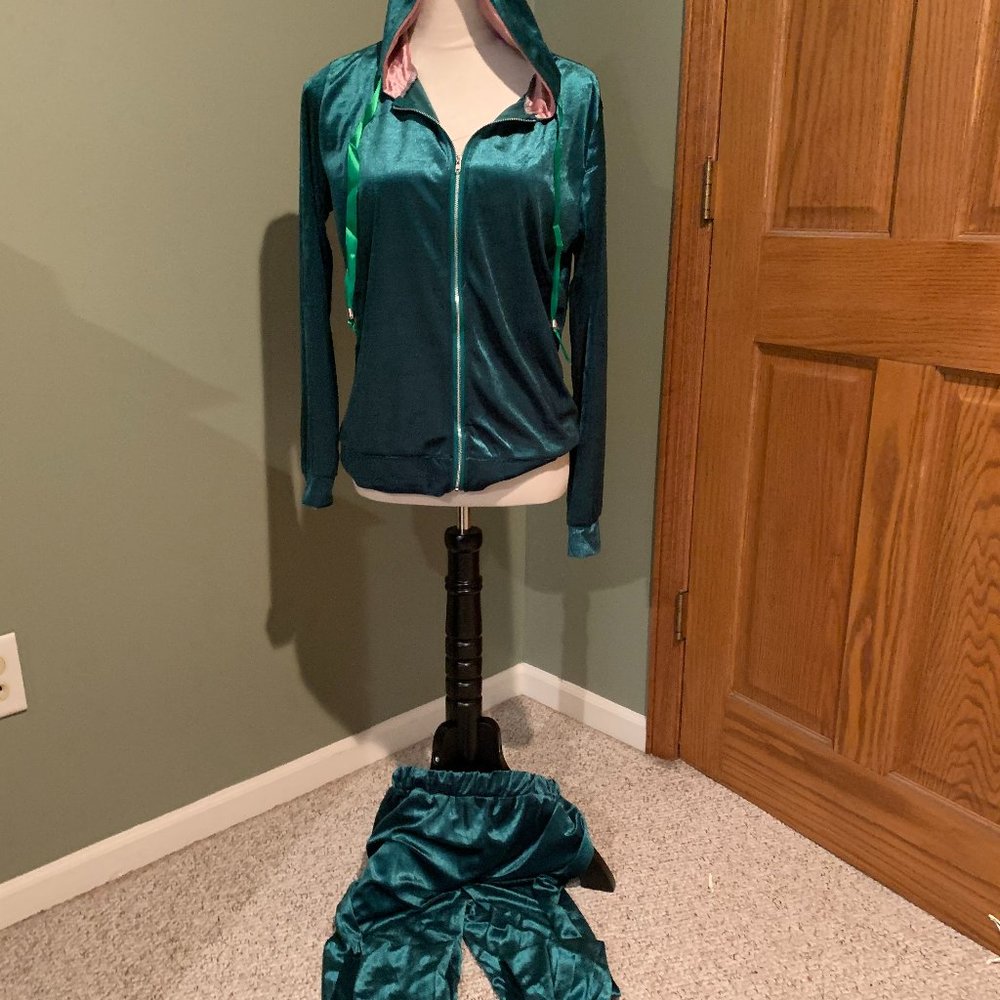 SOFT GREEN VALOUR JOGGING SUIT SIZE M  #297